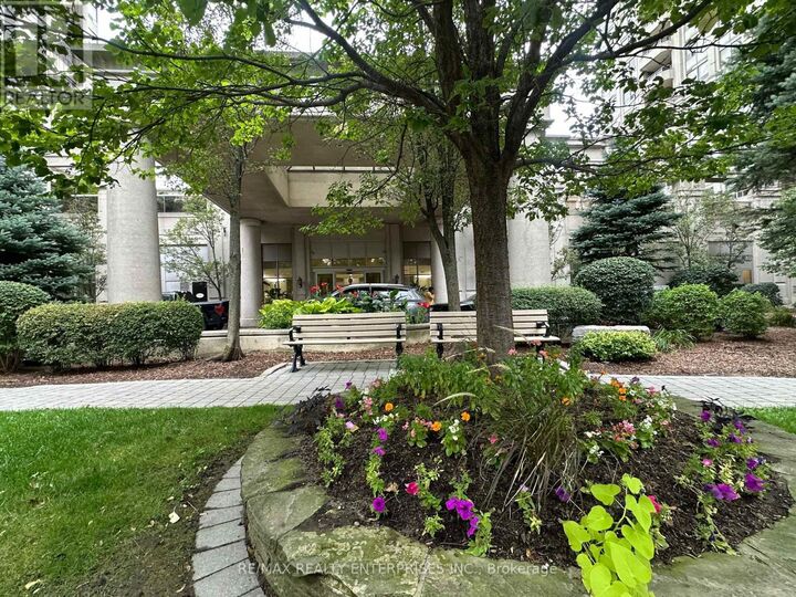 Property Photo: 35 Kingsbridge Garden Circle West 711 ON L5R 3Z5