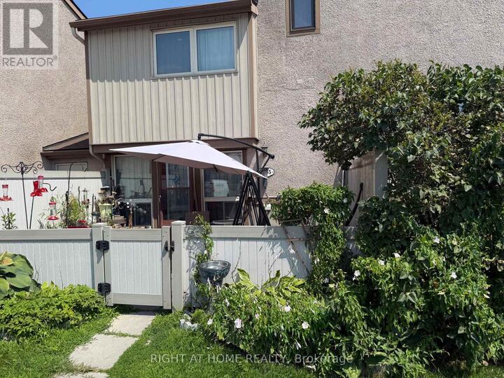 Property Photo: 2055 Stonehenge Crescent ON K1B 4N7