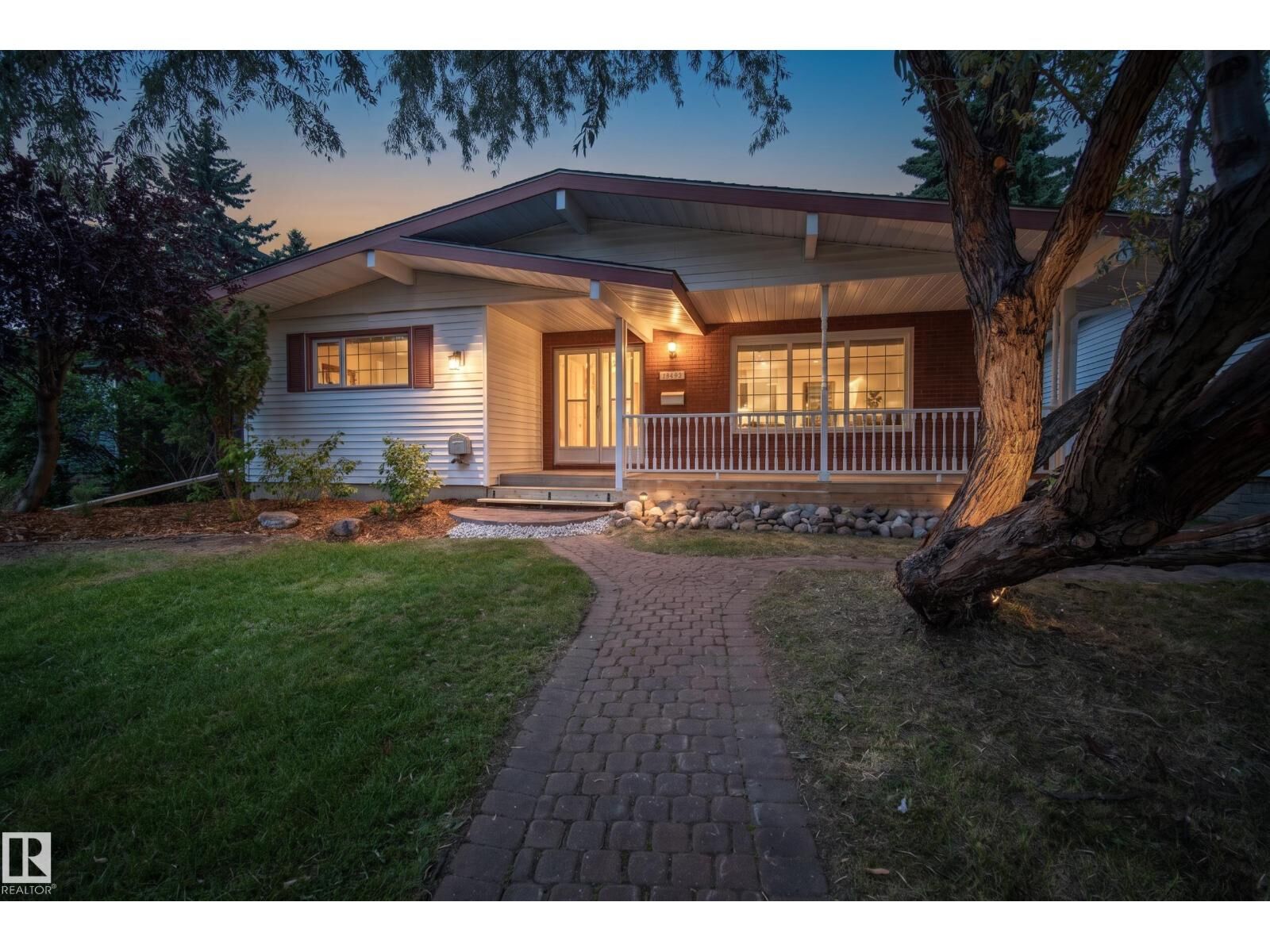 Property Photo: 11728 39 Av NW AB T6J 0M9