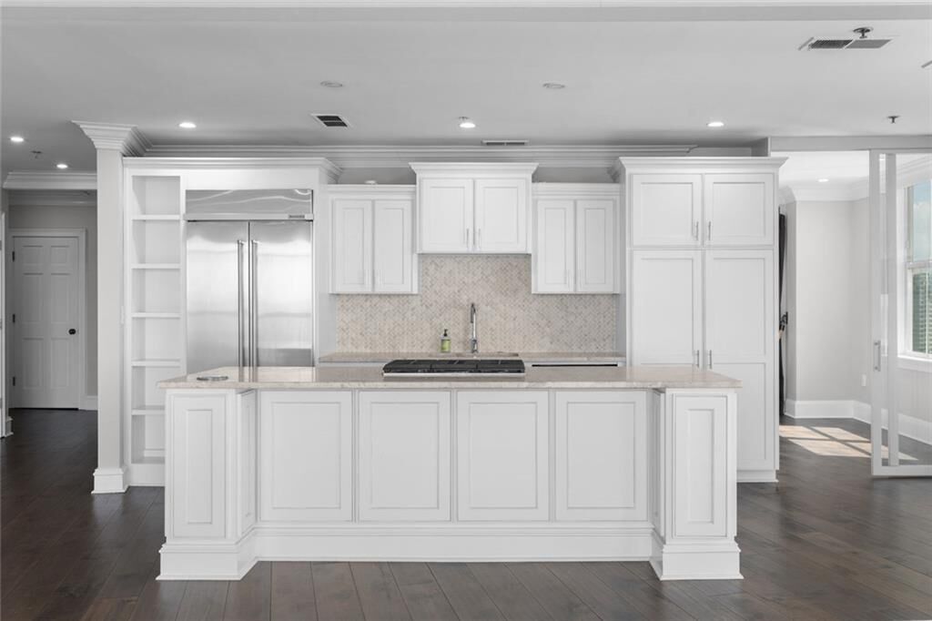 Property Photo: 2881 Peachtree Road NE 2103 GA 30305