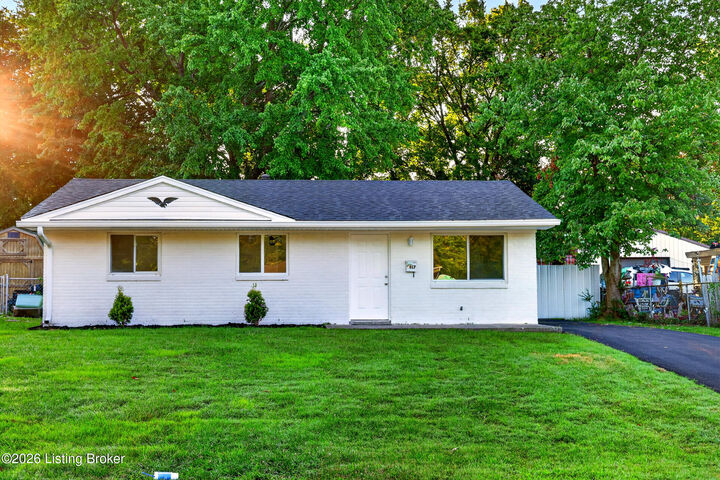 Property Photo: 9817 Saturn Dr KY 40229