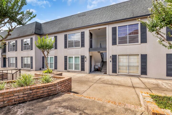 Property Photo: 1800 Stoney Brook Drive 205 TX 77063