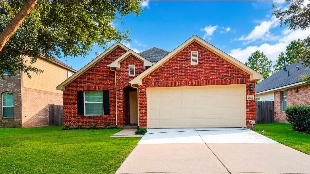 Property Photo: 7922 Thorncroft Manor Lane TX 77407