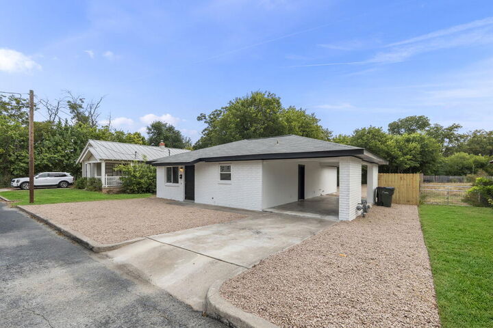 Property Photo: 205 Mistletoe St TX 78624
