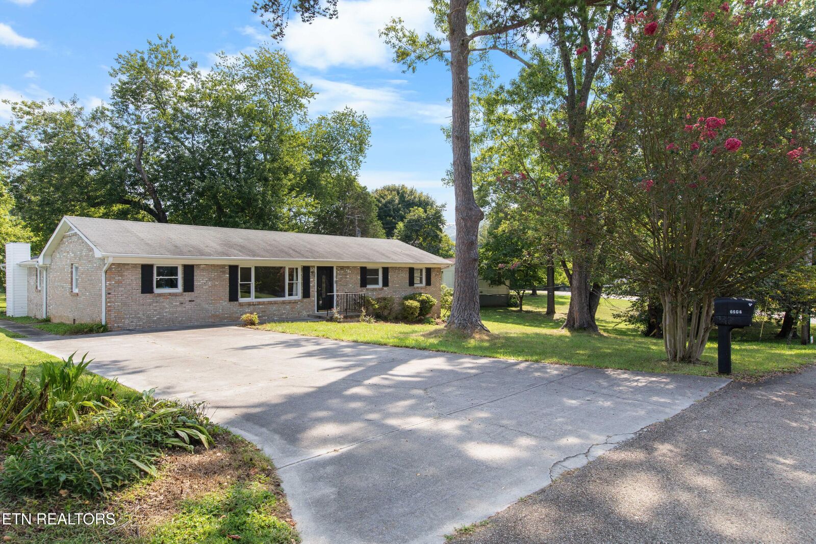 Property Photo: 6604 Duke Rd TN 37918