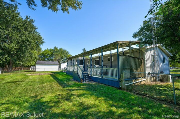 Property Photo: 2122 Hillsdale Drive MI 48423 2308