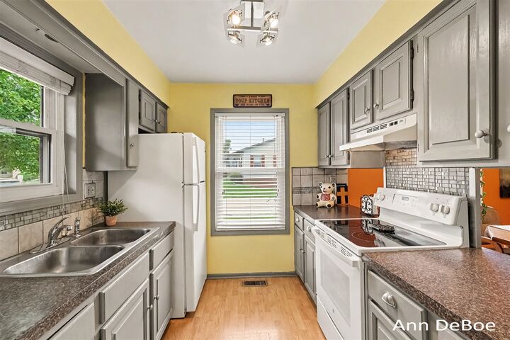 Property Photo:  3250 Oxford Drive  MI 49512-2779 