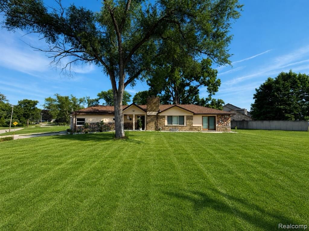 Property Photo:  15500 Millar Road  MI 48036 1615 