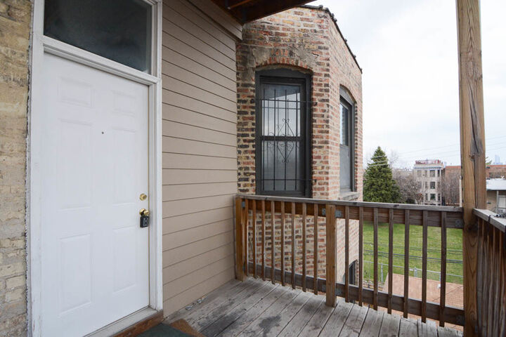 Property Photo:  1009 N Sacramento Avenue 1R  IL 60622 