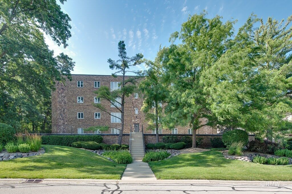 Property Photo: 467 Hiawatha Trail 106 IL 60191