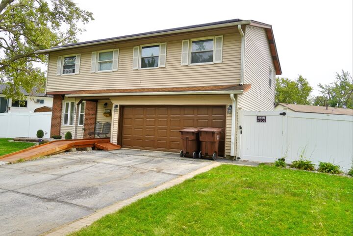 Property Photo:  1023 Ashridge Lane  IL 60484 