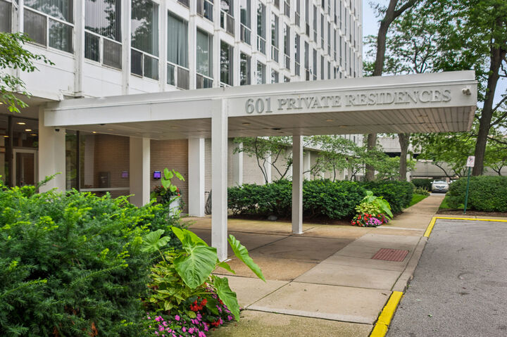 Property Photo: 601 E 32nd Street 1111 IL 60616