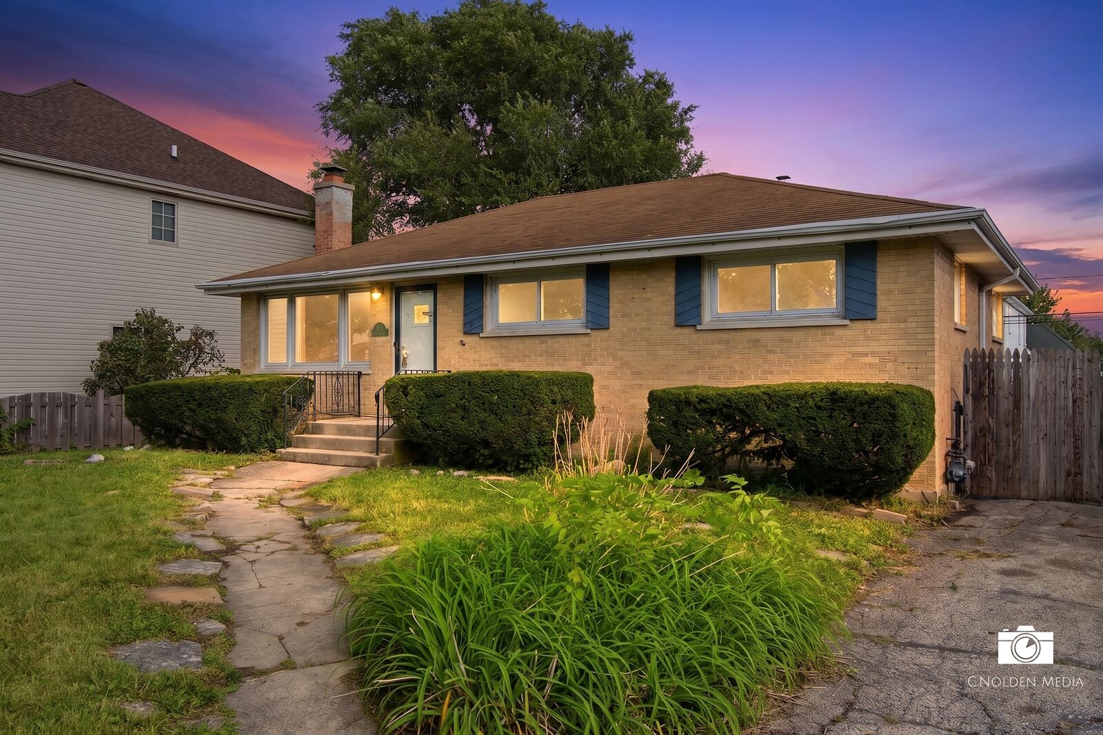 Property Photo:  599 N Willow Road  IL 60126 