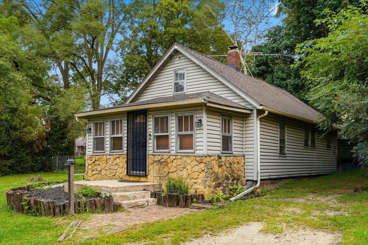Property Photo: 1702 W 3rd Street IL 61081