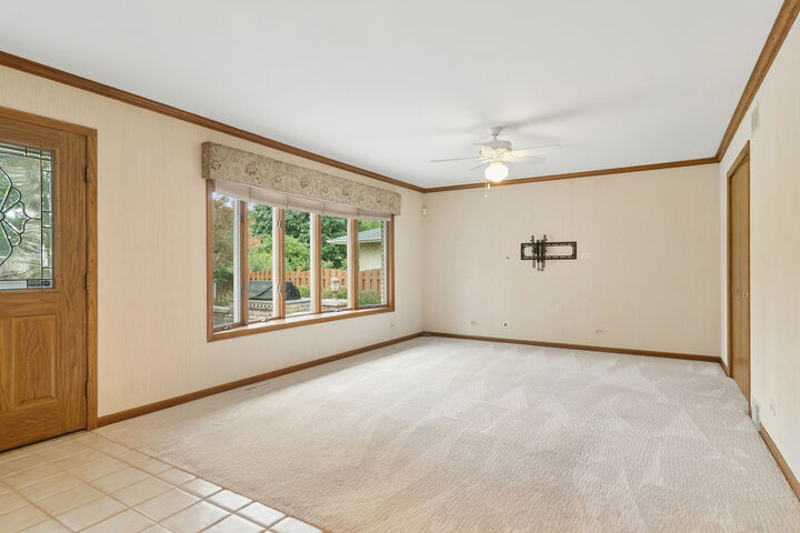 Property Photo:  1807 N Larch Drive  IL 60056 