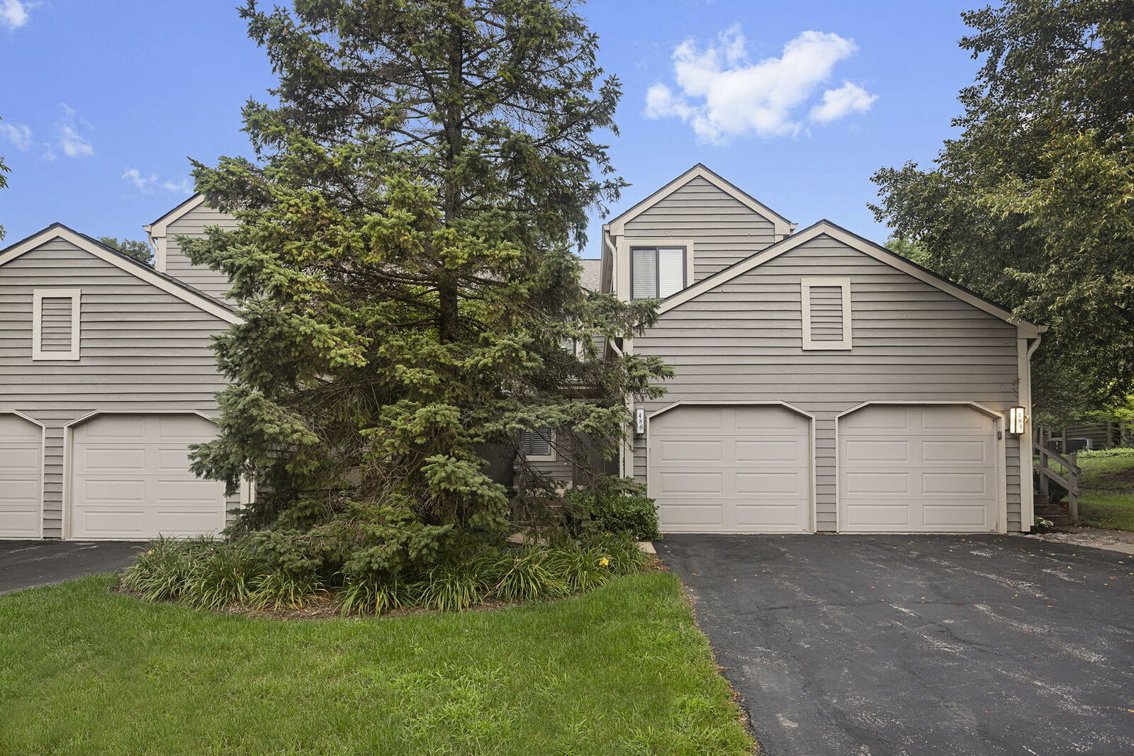 Property Photo:  488 White Oak Lane  IL 60010 