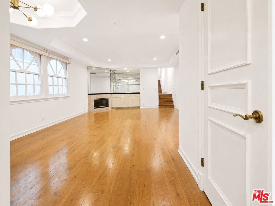 Property Photo:  342 Palm Drive 201  CA 90210 