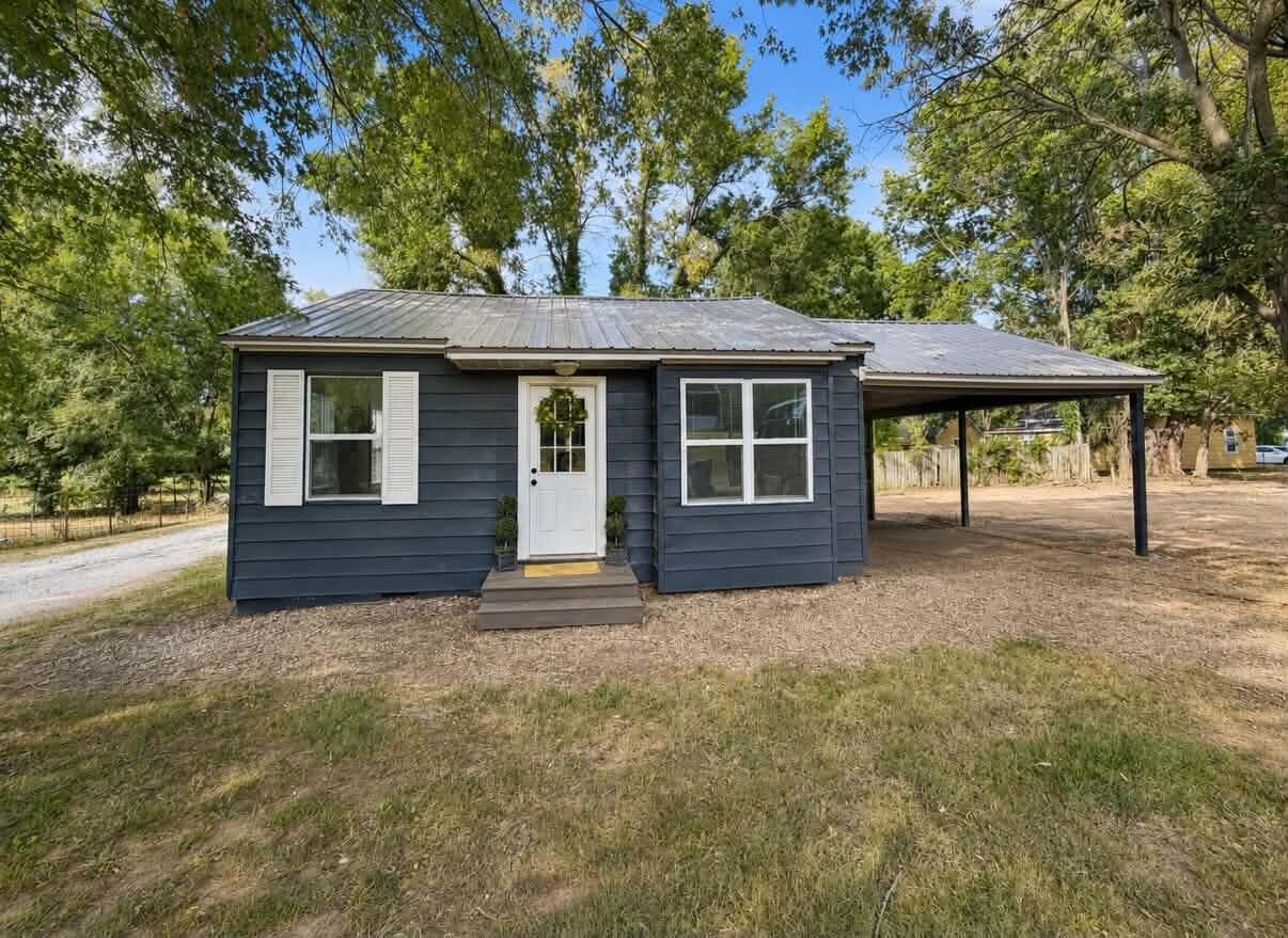 Property Photo: 716 W Sequoyah Avenue OK 74301