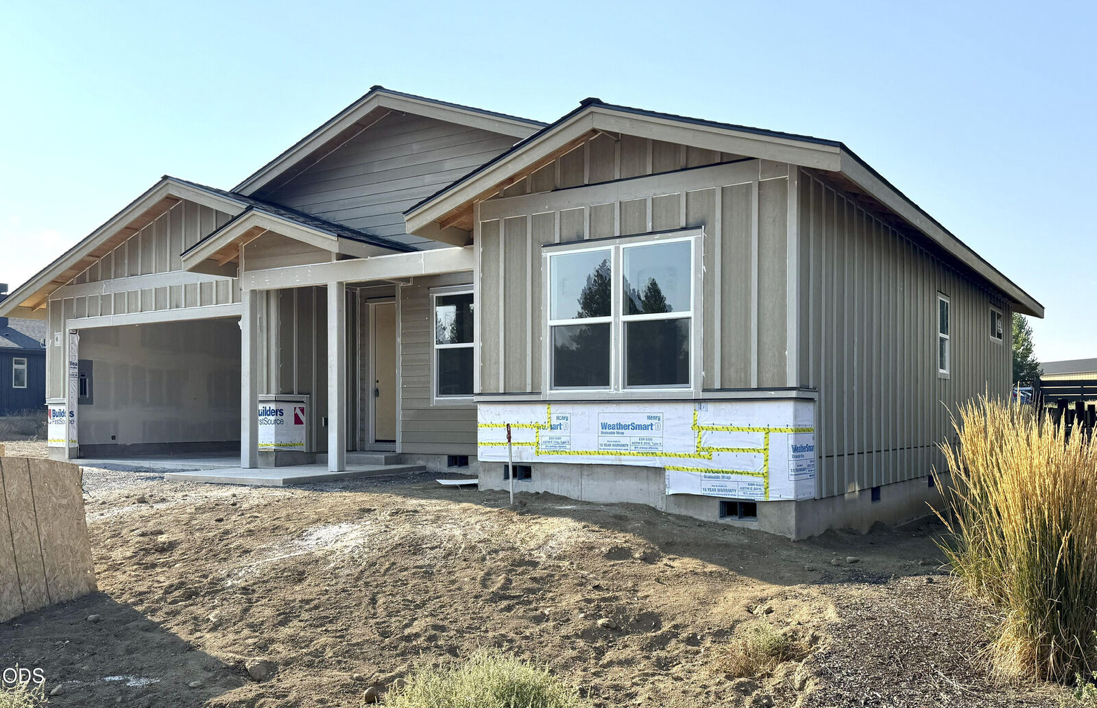 Property Photo: 351 E Diamond Peak Avenue OR 97759