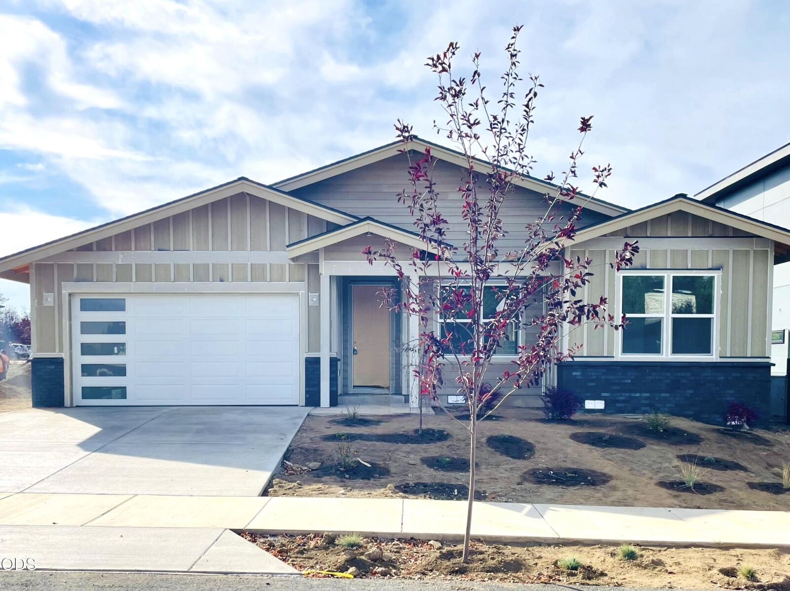 Property Photo: 351 E Diamond Peak Avenue OR 97759