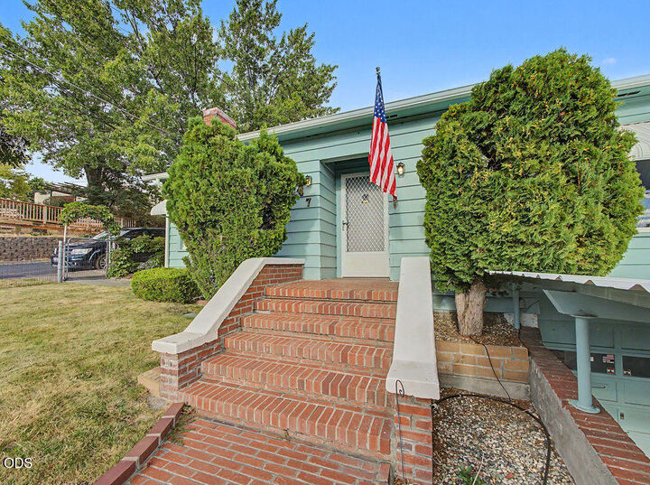 Property Photo:  247 Hillside Avenue  OR 97601 
