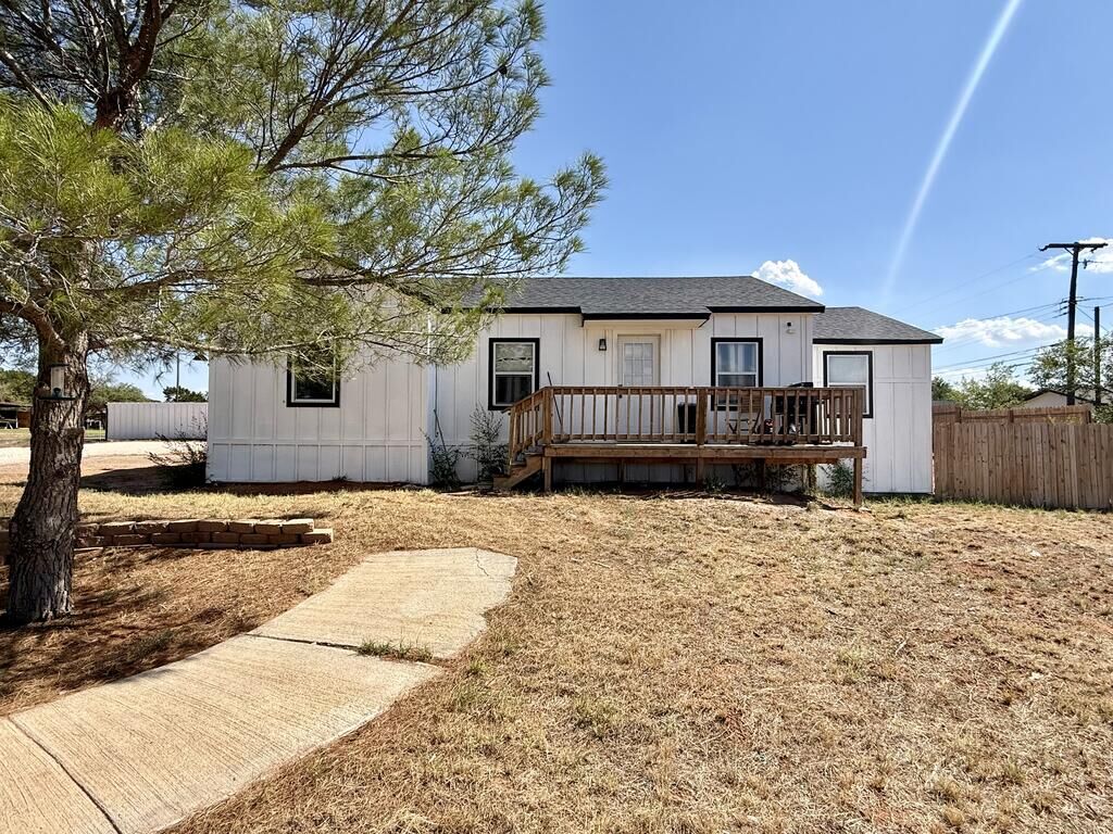 Property Photo:  108 15th St  TX 79360 