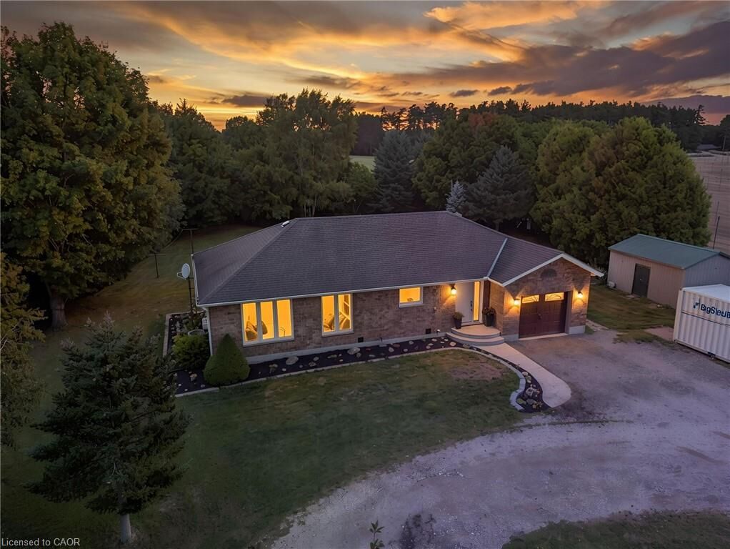 Property Photo:  553 Norfolk County Road 21  ON N0E 1G0 