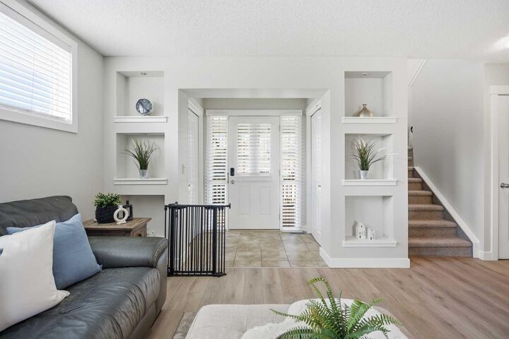 Property Photo:  266 Kingsbridge Road SE  AB T4A 0M4 