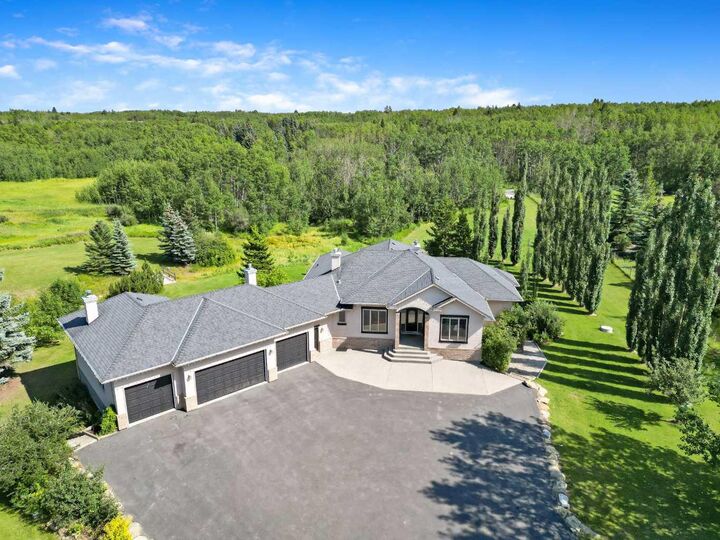 Photo de la propriété:  31127 Woodland Way  AB T3R 1G8 
