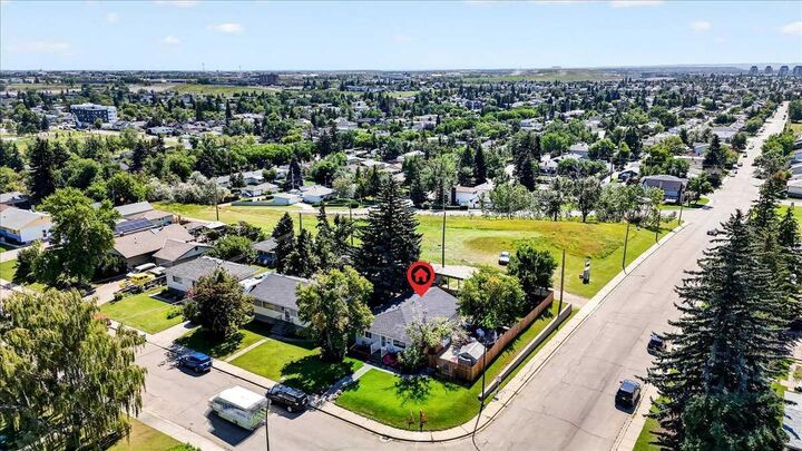 Property Photo:  227 Lynnwood Drive SE  AB T2C 0T1 