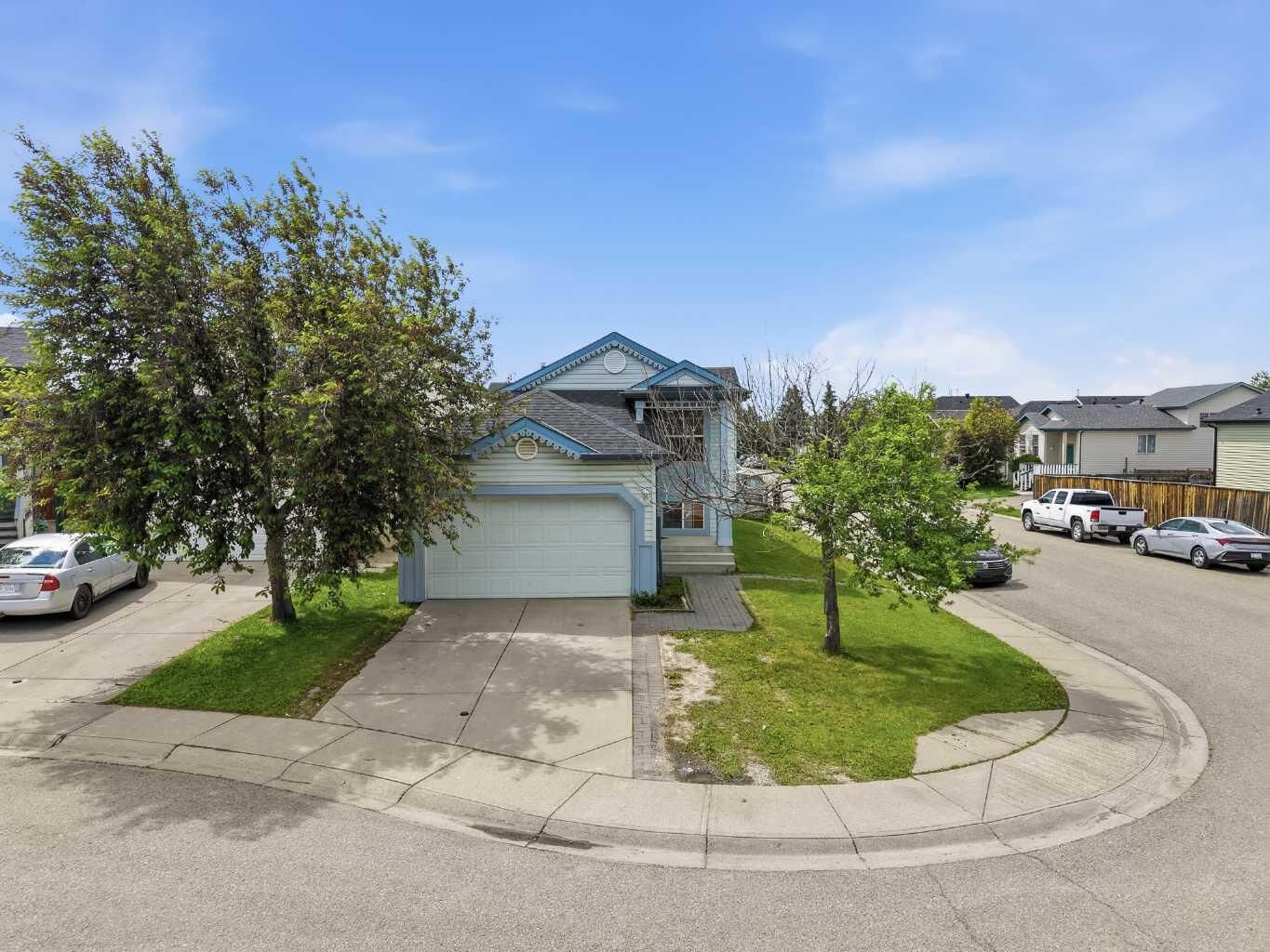 Property Photo: 33 Martin Crossing Green NE AB T3J 3P1