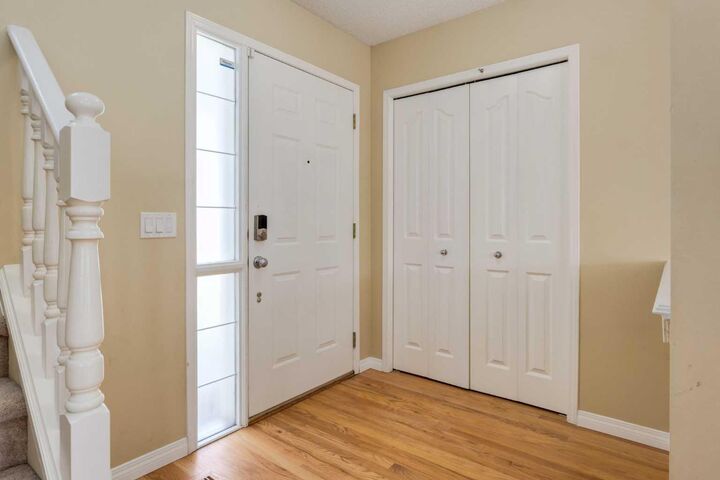 Property Photo:  38 Spring Crescent SW  AB T3H 3V2 