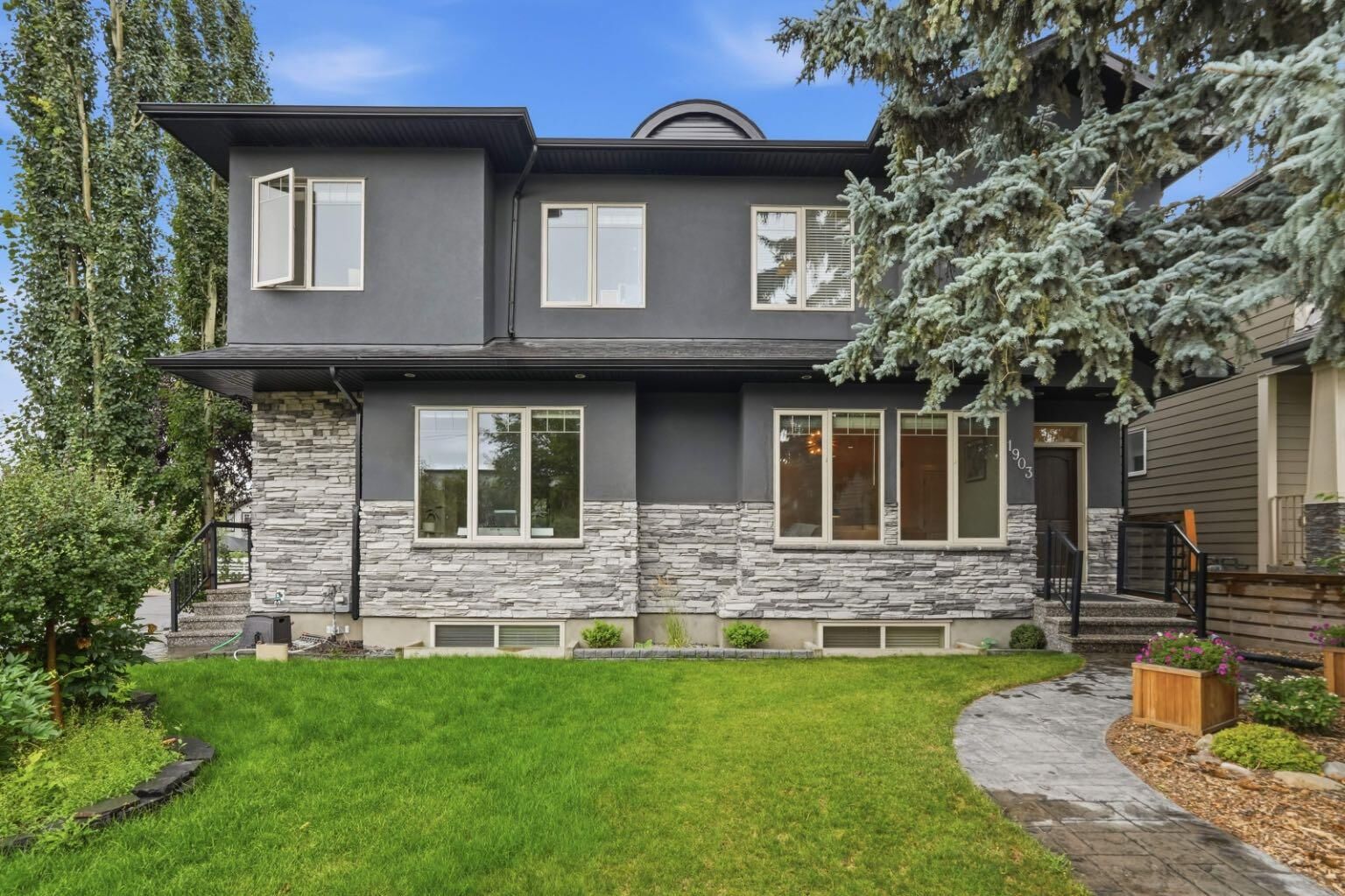 Property Photo:  1903 26 Avenue SW  AB T2T 1E4 