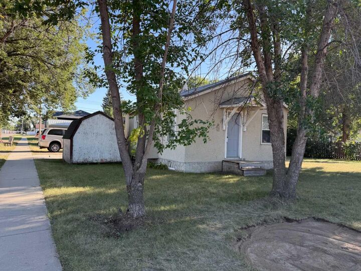 5058 43 Avenue — photo 1