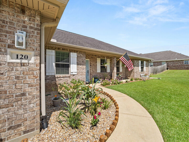 Property Photo: 120 Barbara Dr LA 70634
