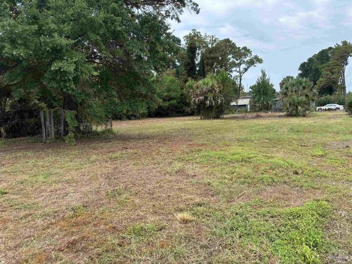 Property Photo:  2117 2119 2121 N W St  FL 32505 