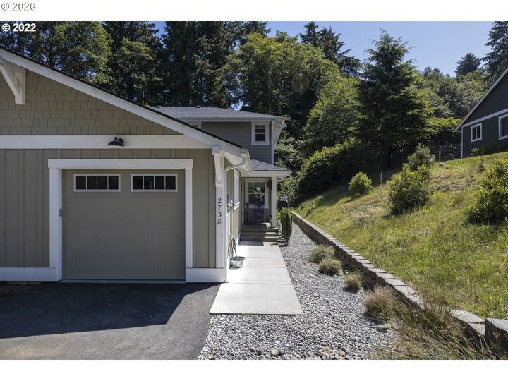 Property Photo:  2758 NE 19th St  OR 97367 