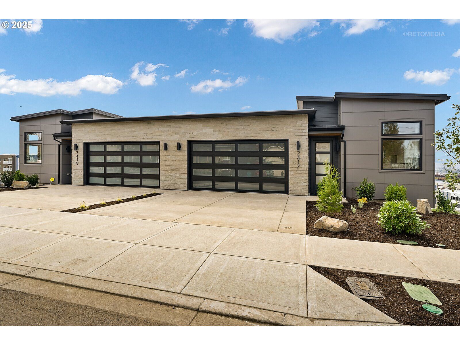 Property Photo:  2411 E 6th St  WA 98661 