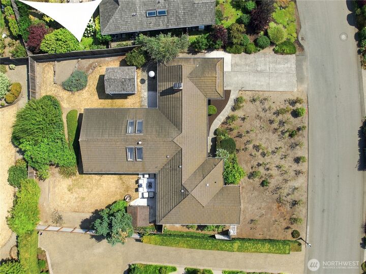 Property Photo:  9810  Vineyard Crest  WA 98004 