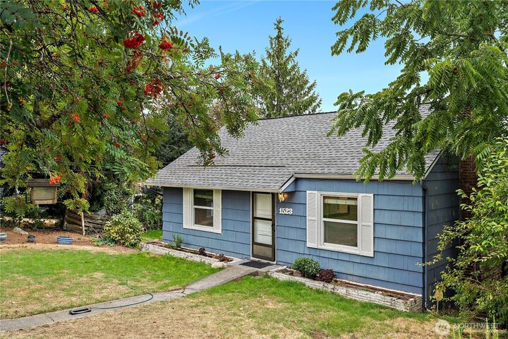 Property Photo: 1523 1st Street WA 98033