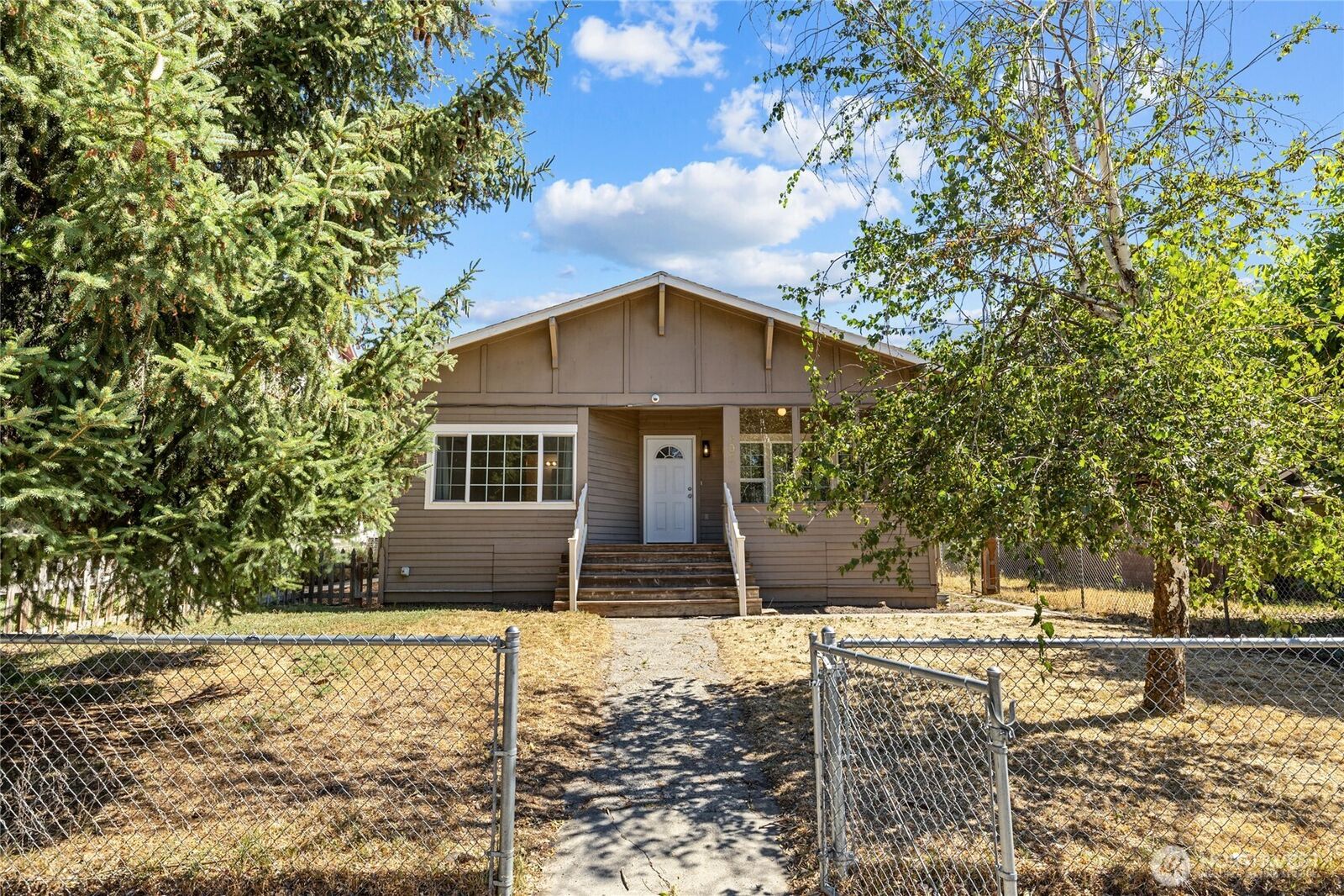 Property Photo:  402 S Pearl Street  WA 98926 