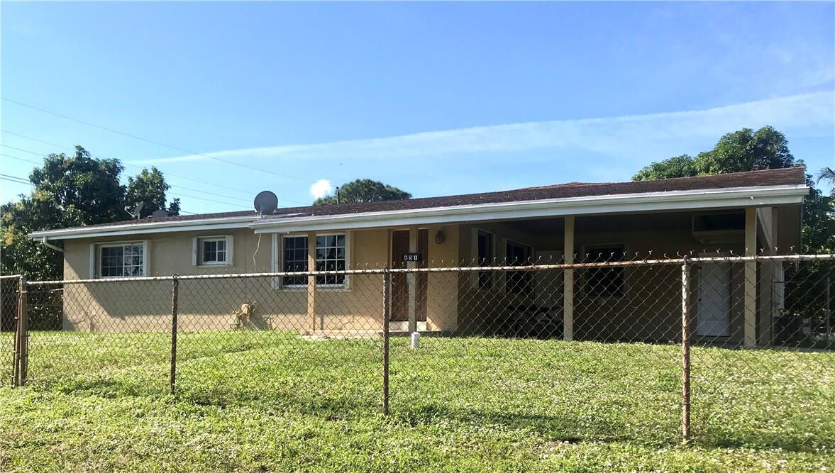 Property Photo: 651 SW 26th Avenue FL 33312