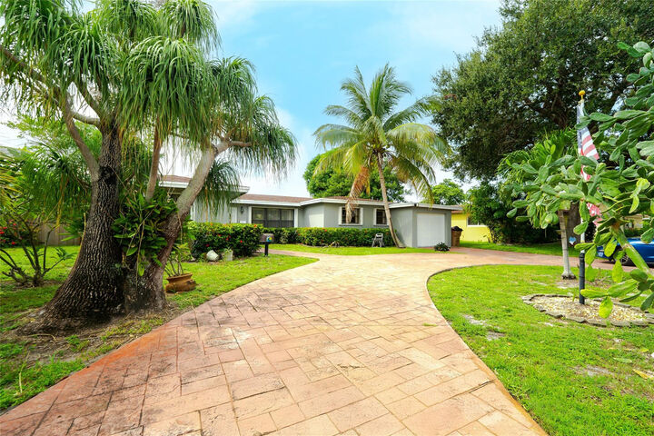 Property Photo: 816 SE 13th Court FL 33441