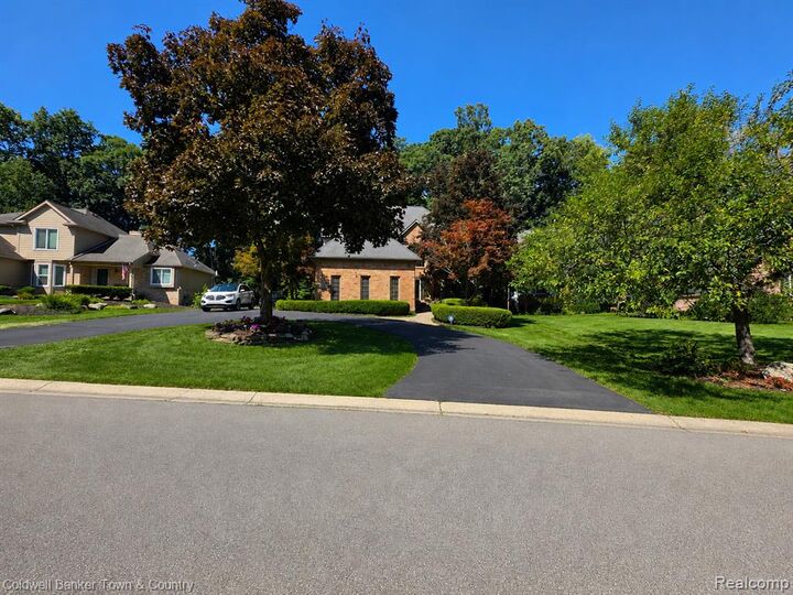Property Photo:  5555 Bentwood Lane  MI 48382 