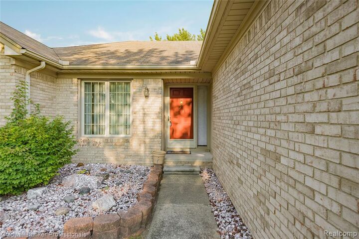 Property Photo:  46536 Fox Run Drive  MI 48044 