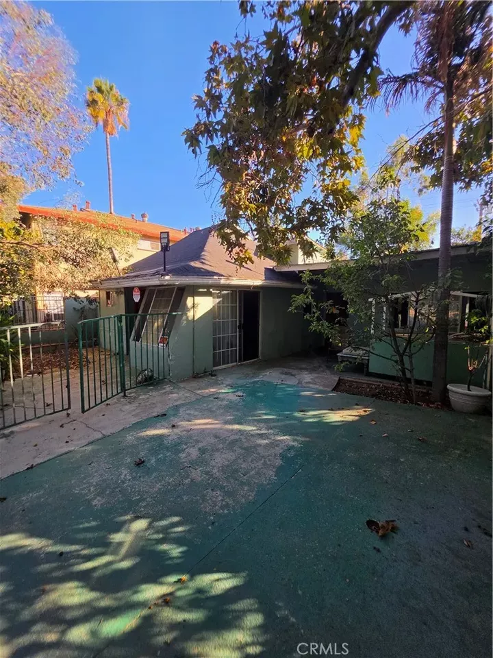 Property Photo: 5925 Whitnall Highway CA 91601