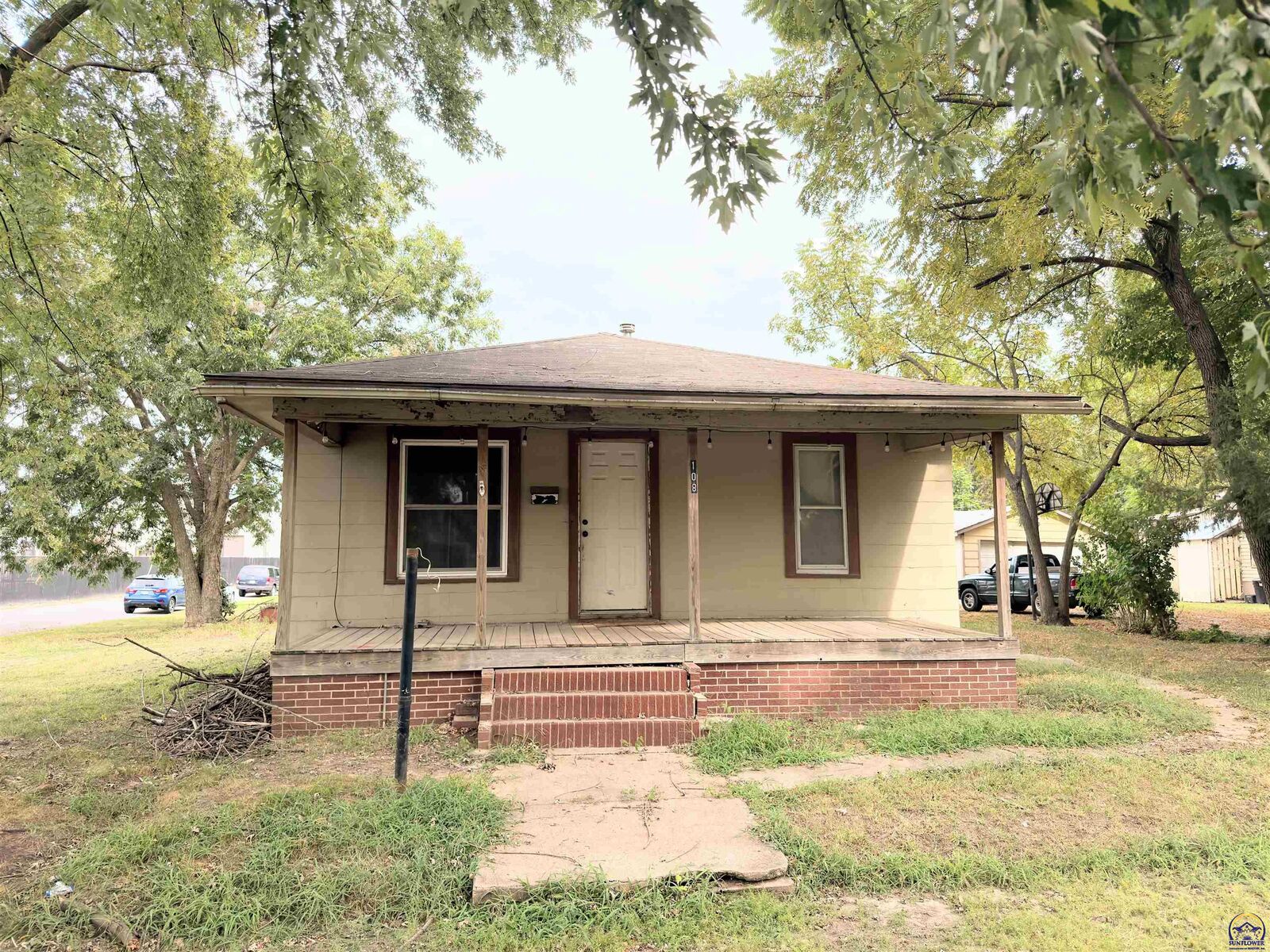 Property Photo:  108 N College Dr  KS 66762 