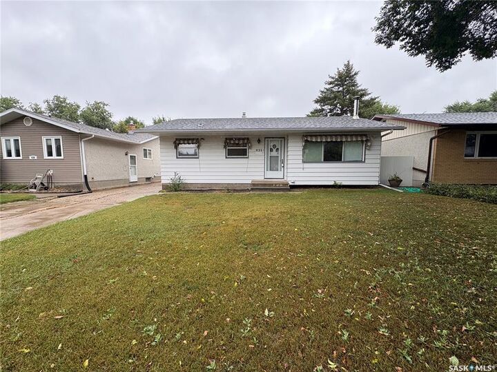 Property Photo:  435 Garnet Street N  SK S4R 3T2 