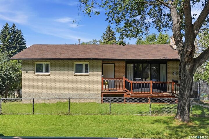 Property Photo:  946 13th Street W  SK S6V 3H6 