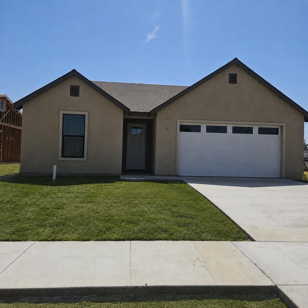 Property Photo:  933 E Seeger Avenue  CA 93292 